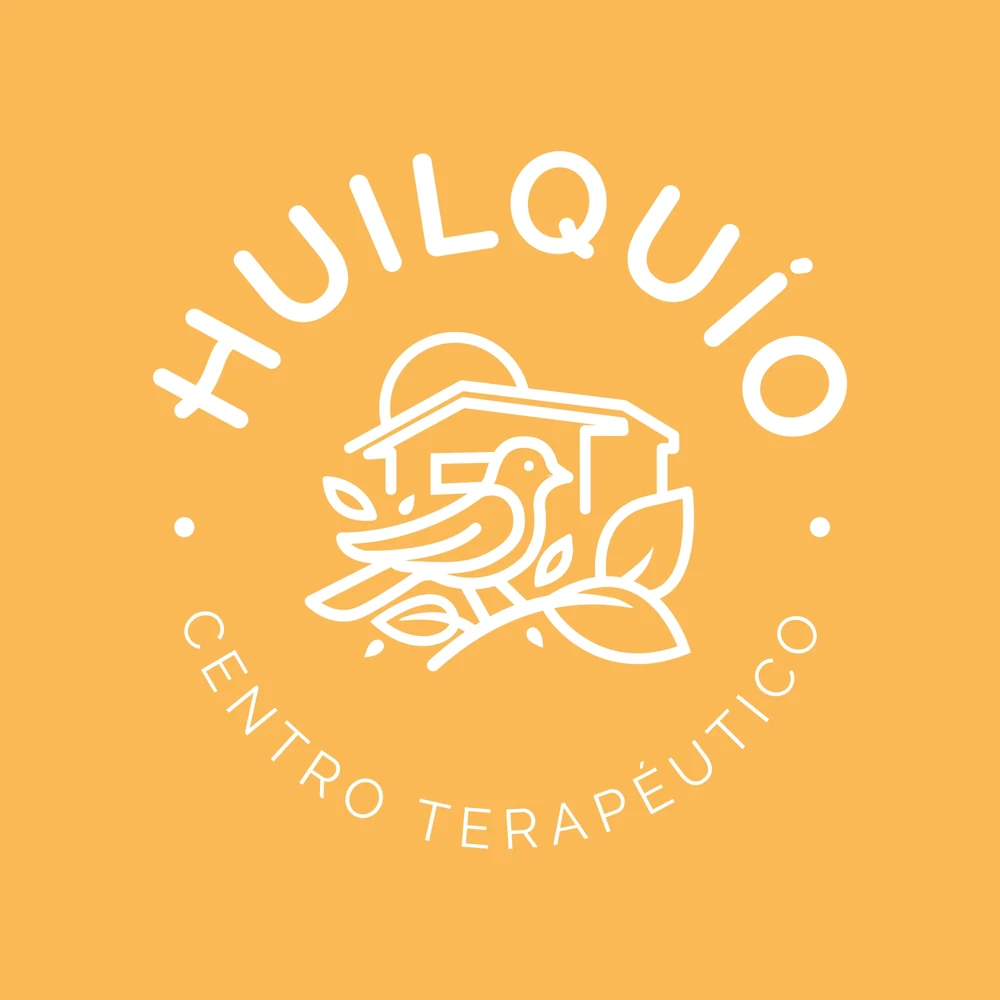 Logo circular de Huilquío Centro Terapéutico: un zorzal posado en una rama frente a una casa y el sol